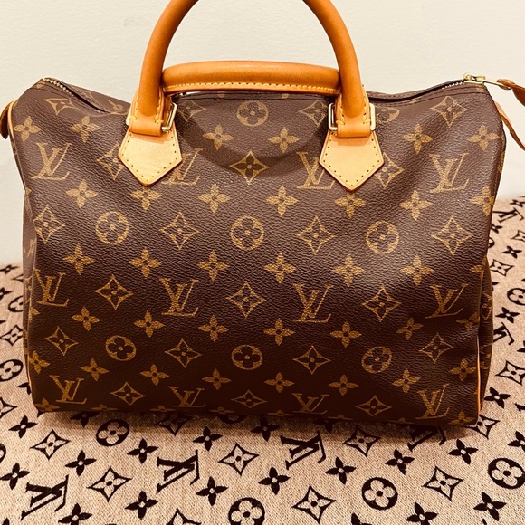 Louis Vuitton Handbags - Authentic Louis Vuitton Speedy 30 in Monogram Canvas